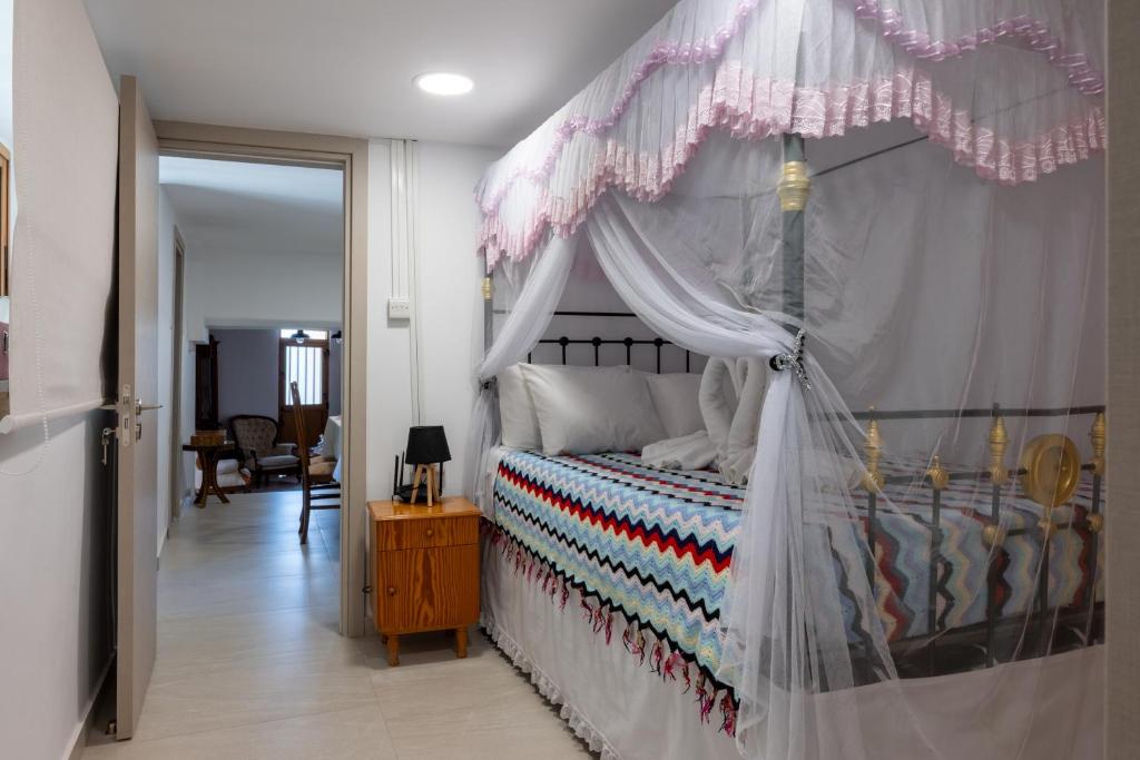 Sousannou Stone House, 3 Bedroom Mountain Escape with BBQ and Fireplace 7