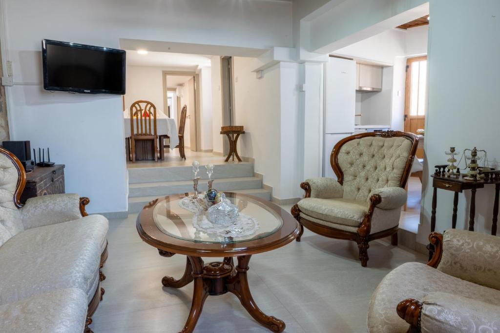 Sousannou Stone House, 3 Bedroom Mountain Escape with BBQ and Fireplace 5