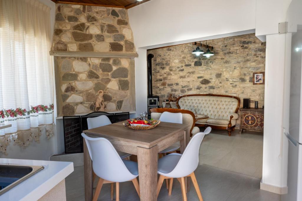 Sousannou Stone House, 3 Bedroom Mountain Escape with BBQ and Fireplace 4