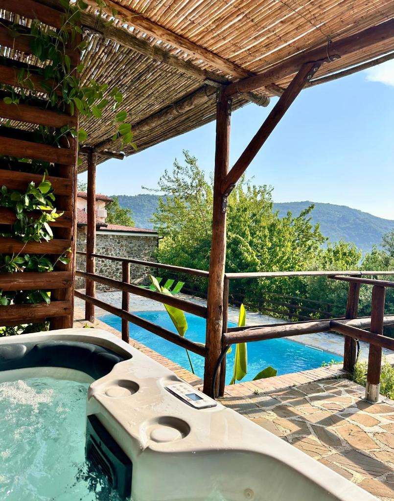 un bain à remous sur une terrasse avec vue sur une piscine dans l'établissement Casa Paloma Private Villa, à Cicerale