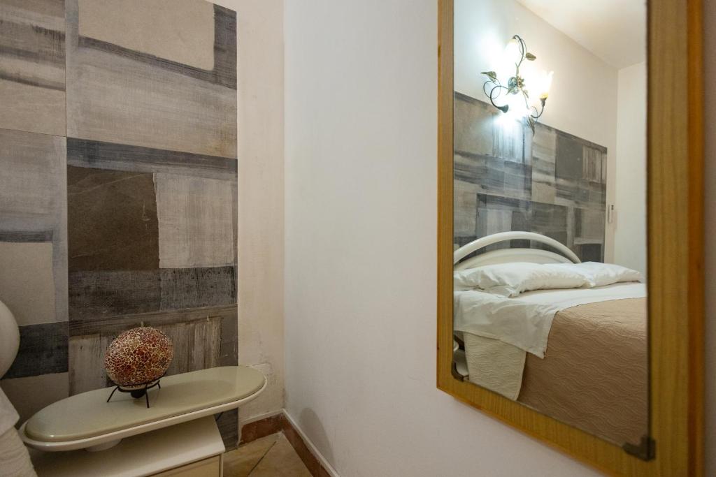 - un miroir dans une petite chambre avec un lit dans l'établissement Gulliver's Nest, à Castellammare del Golfo