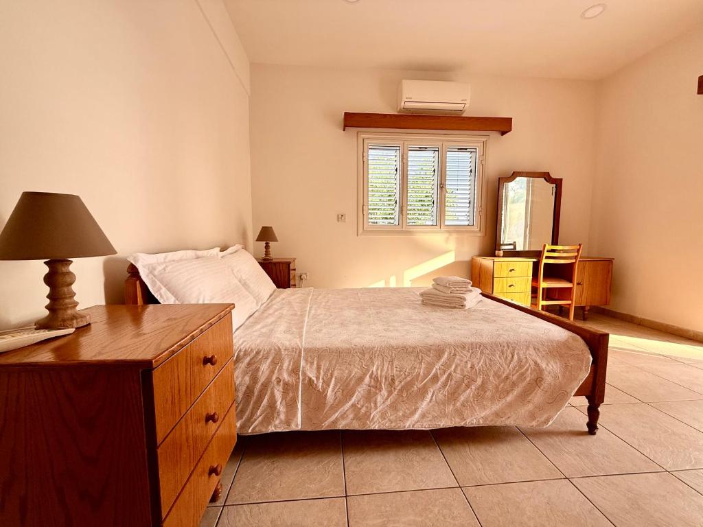 Bungalow House Kiti, seaside 2