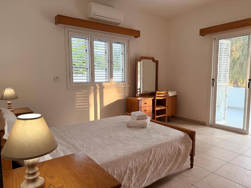 Bungalow House Kiti, seaside 5