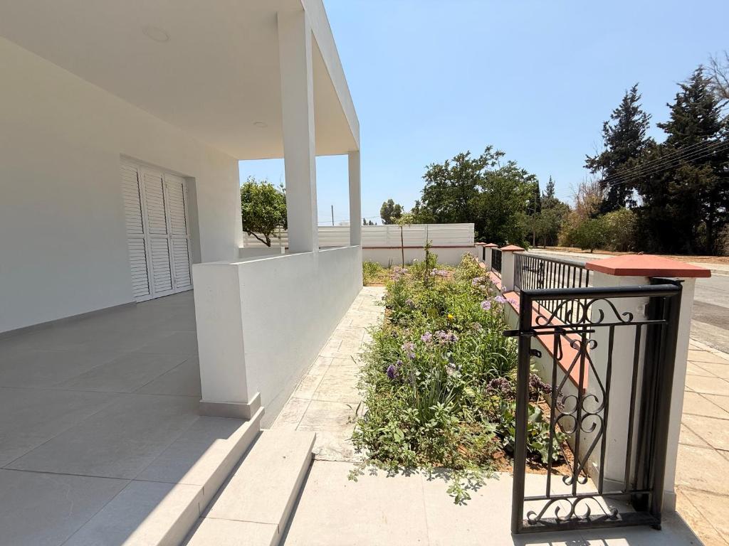 Bungalow House Kiti, seaside 8