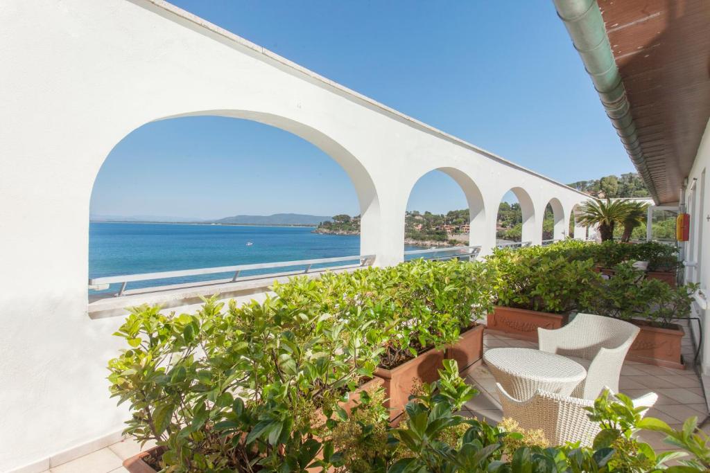 une vue sur l'océan depuis le balcon d'une maison dans l'établissement Baia D'Argento, à Porto Santo Stefano