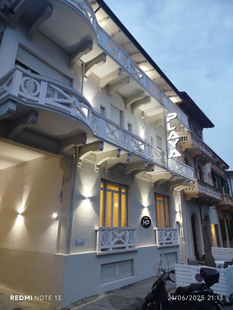 un bâtiment avec une échelle sur le côté dans l'établissement Hotel Playa, à Viareggio