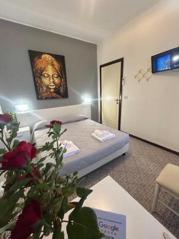 Cette petite chambre comprend un lit et une table avec une plante. dans l'établissement Hotel Gianna, à Roseto degli Abruzzi