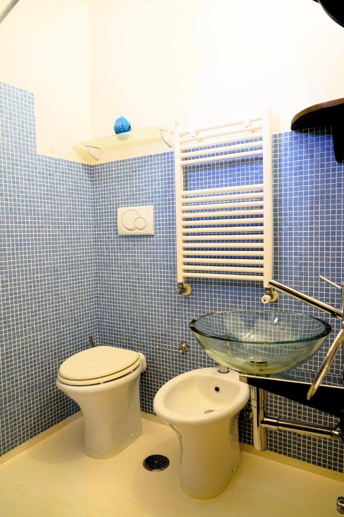 La salle de bains est pourvue de toilettes et d'un lavabo en verre. dans l'établissement Trullo Il Ginepro - FASCINO MEDITERRANEO tra NATURA e STORIA, à Carovigno 90 autres photos