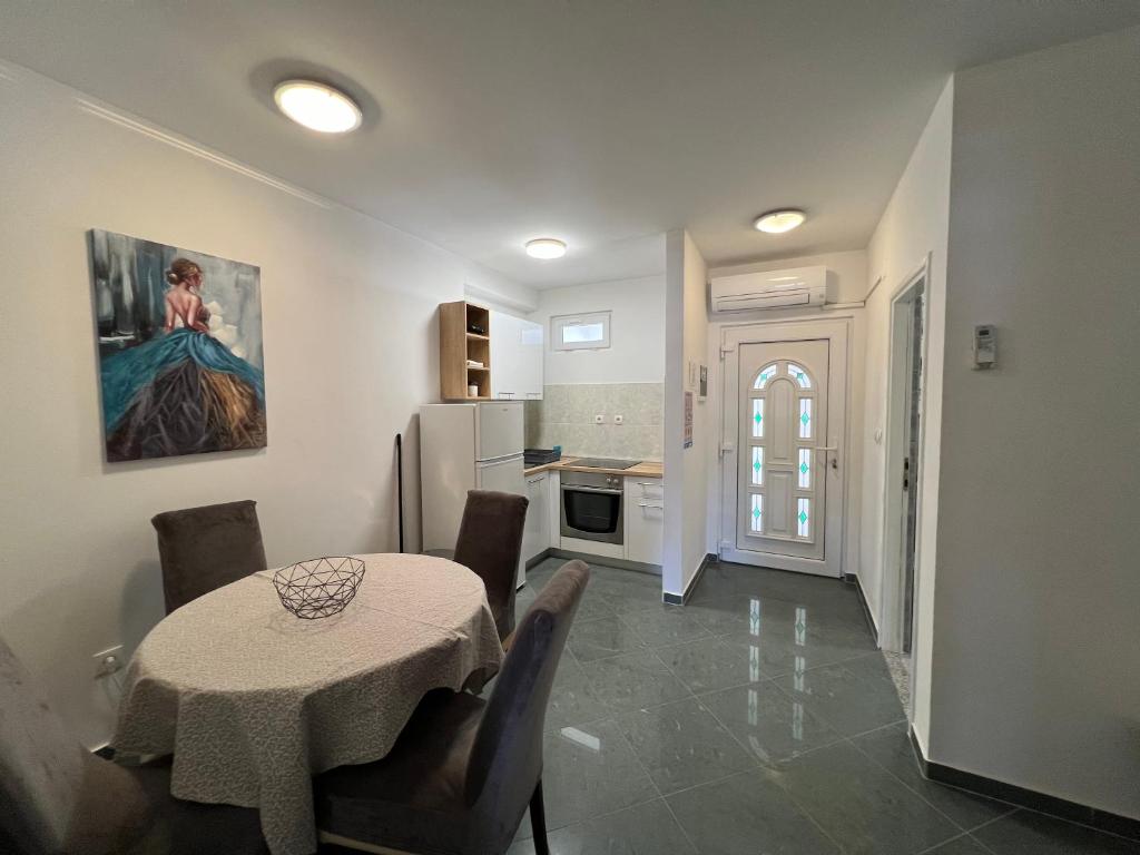 Apartments Ana 8