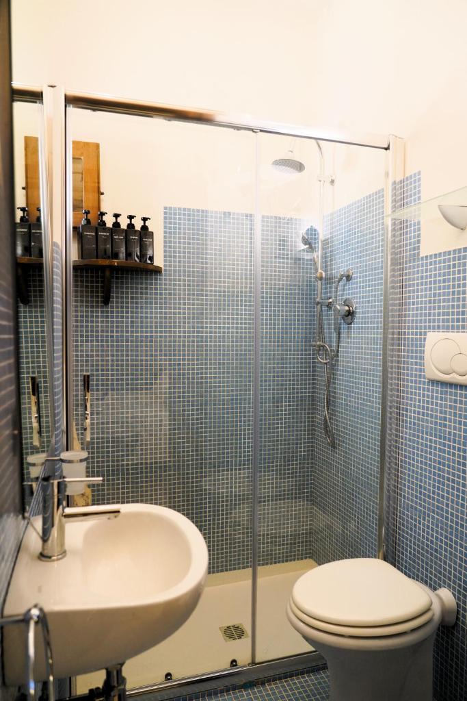 une salle de bain avec douche, lavabo et toilettes dans l'établissement Trullo Il Ginepro - FASCINO MEDITERRANEO tra NATURA e STORIA, à Carovigno