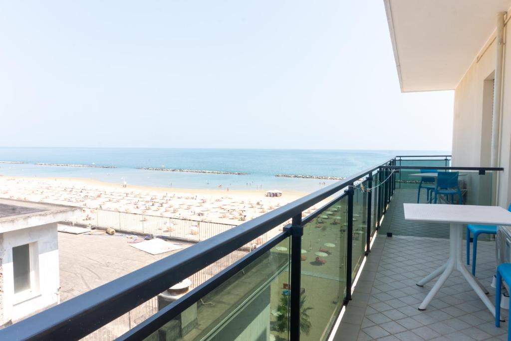 Elle comprend un balcon offrant une vue sur la plage. dans l'établissement Hotel Gin sul mare, à Rimini 36 autres photos