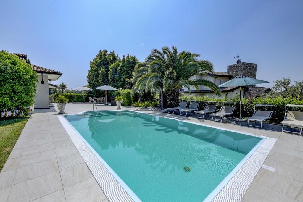 une piscine dans l'arrière-cour d'une maison dans l'établissement Villa Stefano by Garda FeWo, à Soiano del Lago