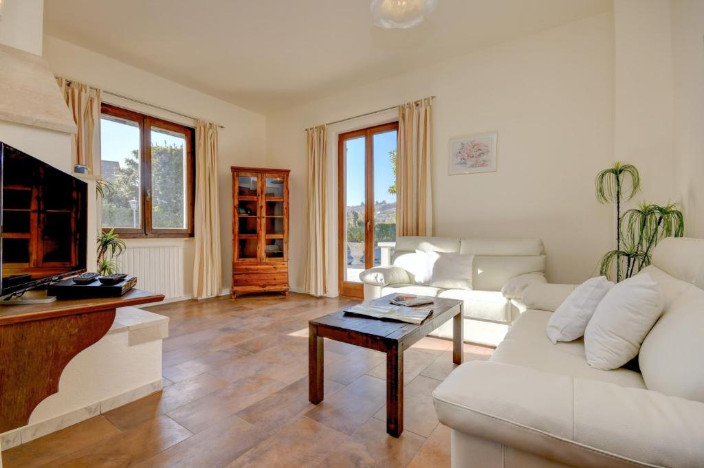 un salon avec un canapé blanc et une table dans l'établissement Villa Stefano by Garda FeWo, à Soiano del Lago