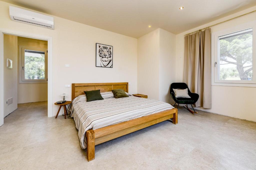 une chambre avec un lit et une chaise dedans dans l'établissement Villa Stefano by Garda FeWo, à Soiano del Lago