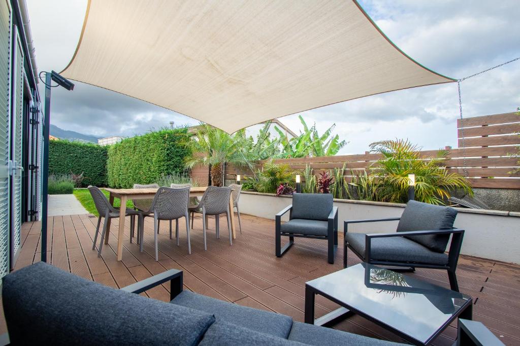 The Jolie - A Retreat in the City in an Entire House 2