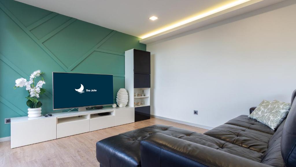 The Jolie - A Retreat in the City in an Entire House 6