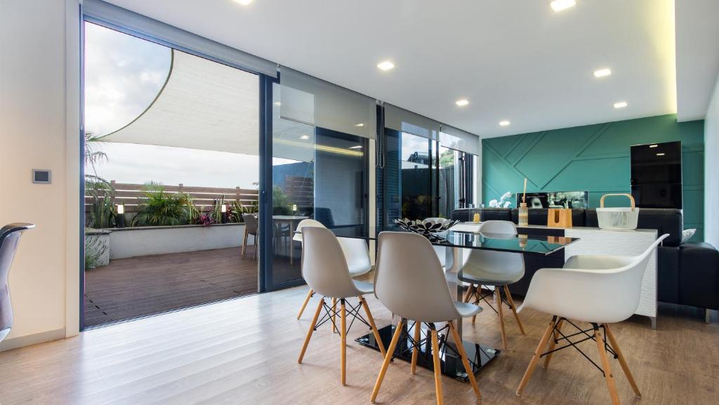 The Jolie - A Retreat in the City in an Entire House 4