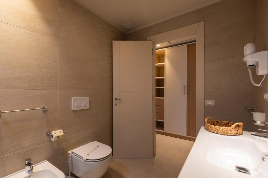une salle de bain avec toilettes et lavabo dans l'établissement Hotel Residence Sciaron, à Capo Vaticano