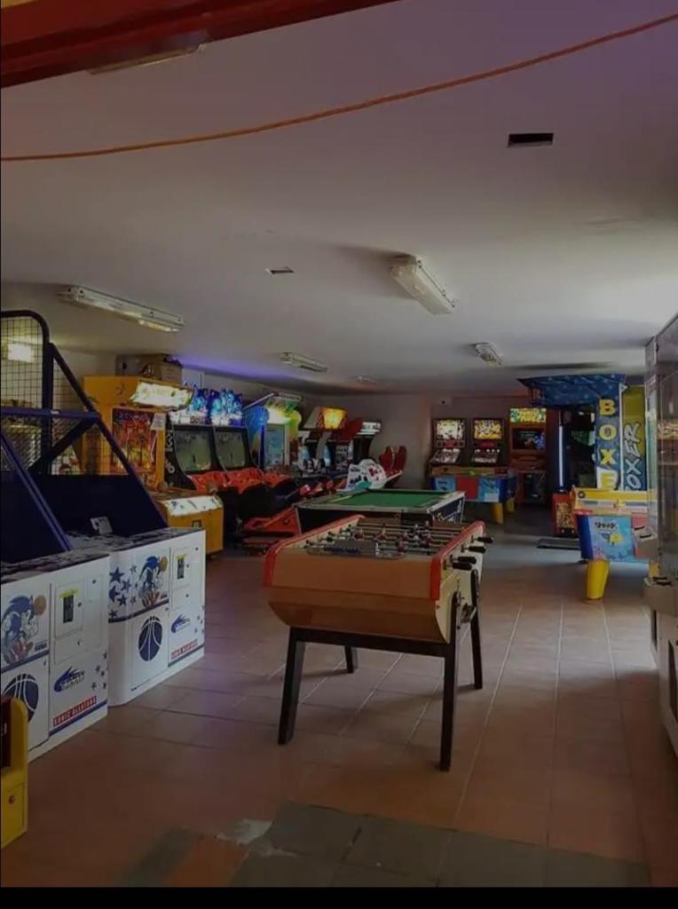- une salle de jeux avec une table et des billes de ping-pong dans l'établissement Mobil-home Le cocon FUN PASS NON INCLUS, à Canet