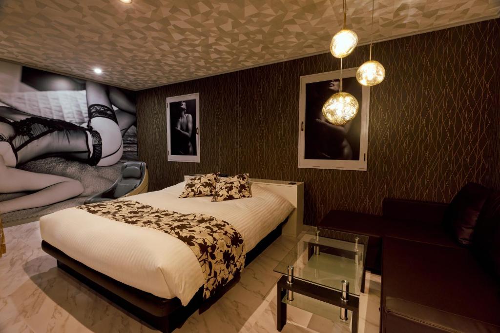 une chambre avec un lit, un canapé et un bureau dans l'établissement Asahikawa Hotel UNION-Adult Only, à Asahikawa