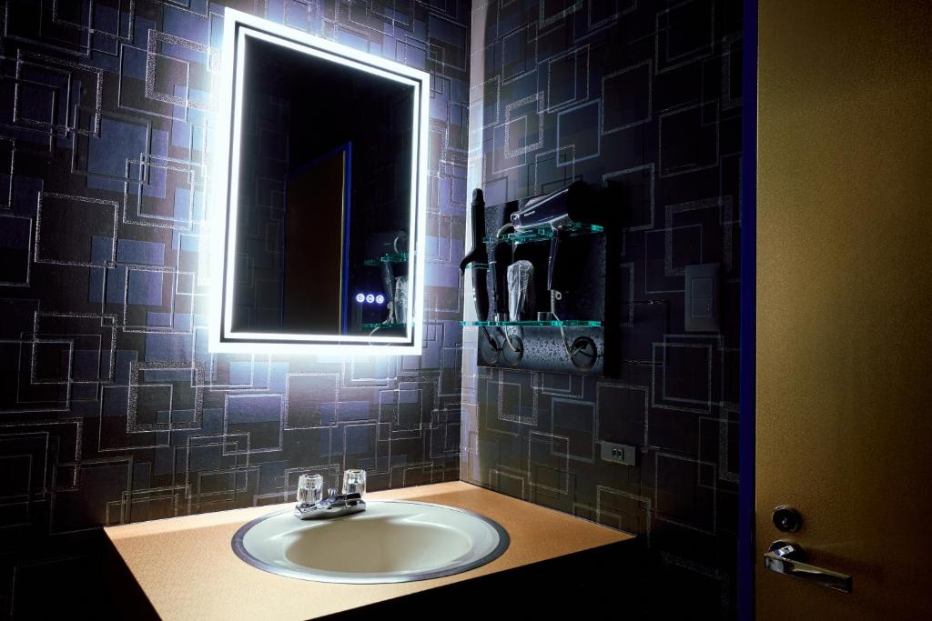 une salle de bain avec un lavabo et un miroir dans l'établissement Asahikawa Hotel UNION-Adult Only, à Asahikawa 23 autres photos