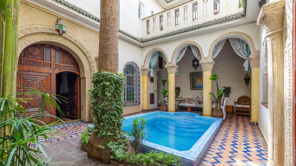 une cour avec piscine dans un immeuble dans l'établissement Riad Maison Arabo-Andalouse, à Marrakech