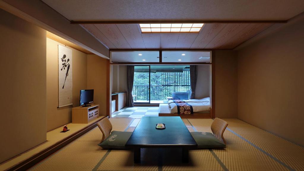 un salon avec une table et un lit dans l'établissement Tsuganoki, à Nikkō