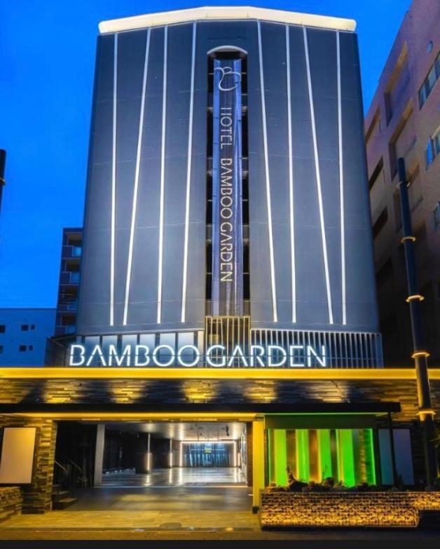 un bâtiment avec une enseigne sur la façade dans l'établissement BAMBOO GARDEN Shinyokohama only Adult, à Yokohama