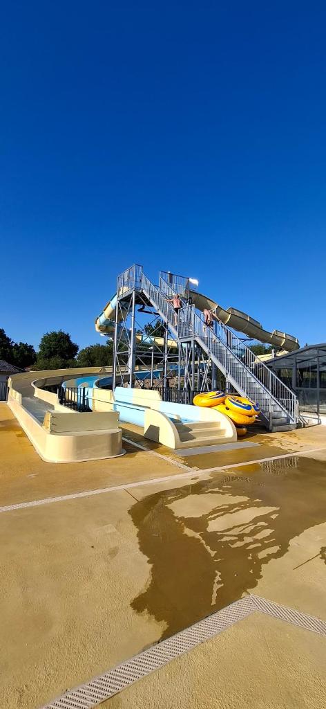 un toboggan aquatique sur une plage avec du sable dans l'établissement Mobil-Home climatisé 6p Lac de Mimizan-Aureilhan Rivages des Landes 4 étoiles, à Aureilhan