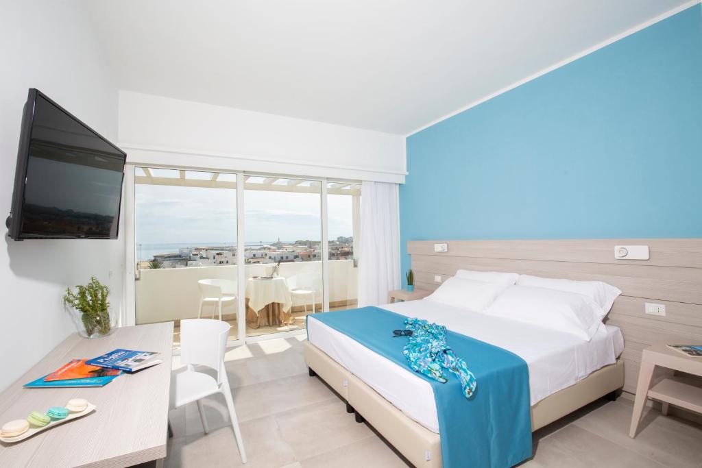 une chambre d'hôtel avec un lit et une télévision dans l'établissement Hotel I Melograni, à Vieste