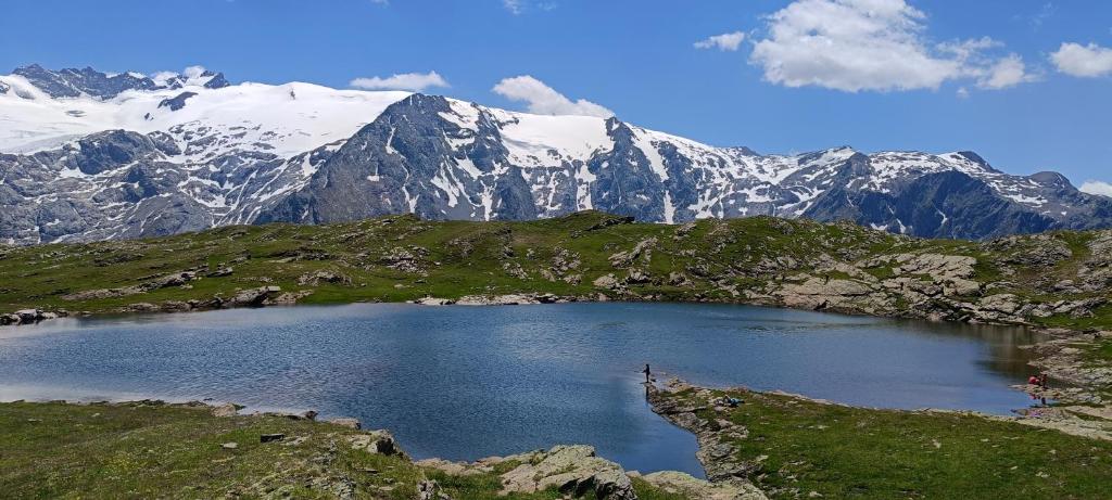 un lac enneigé sur le flanc d'une montagne dans l'établissement Studio Cabine 4 pers Les2Alpes 21m², à Les Deux Alpes