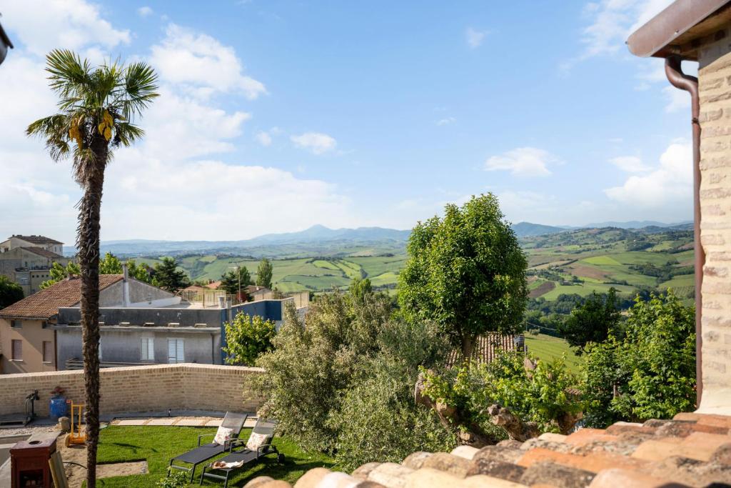 - une vue sur une maison avec un palmier dans l'établissement Stadthaus Felix Convivium, à Barchi