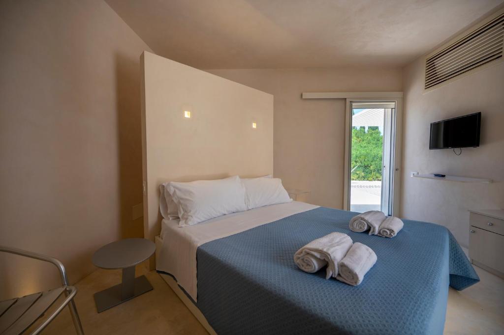 une chambre avec un lit avec des serviettes dessus dans l'établissement Sky Dream Oasi Vendicari - Sicilia Vacanza, à Casa Maccari