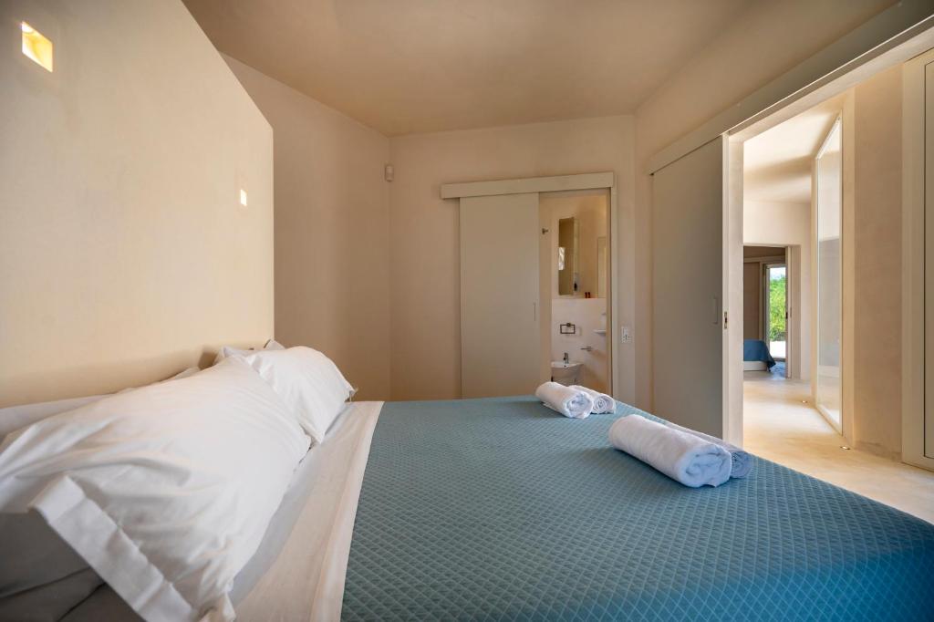 une chambre avec un lit avec deux oreillers dessus dans l'établissement Sky Dream Oasi Vendicari - Sicilia Vacanza, à Casa Maccari 67 autres photos