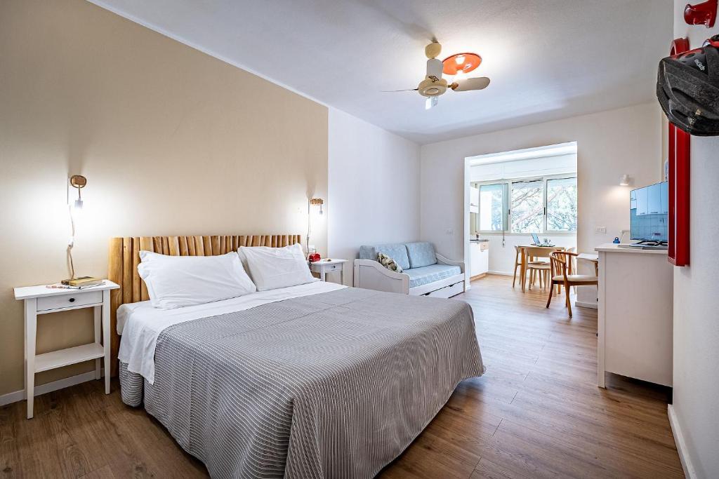 une chambre avec un lit et un salon dans l'établissement Mareblù - Tuscany Green Aparthotel, à Principina a Mare