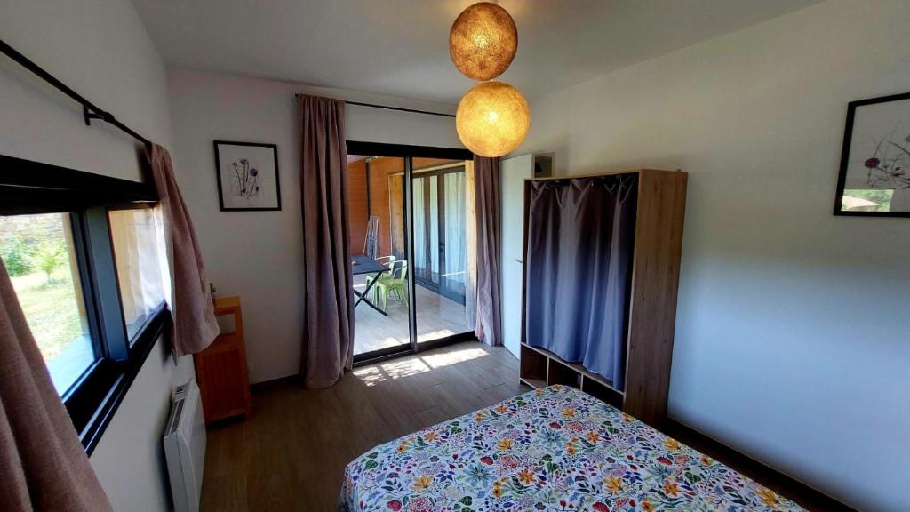une chambre avec un lit et une pièce avec une fenêtre dans l'établissement L'Odyssée 07/ Gîte Ardèche, à Saint-Paul-le-Jeune 9 autres photos