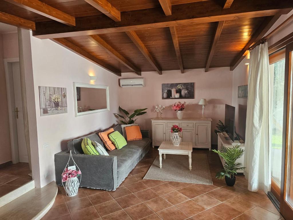 un salon avec un canapé et une table dans l'établissement Villa Rosi, à Capitana