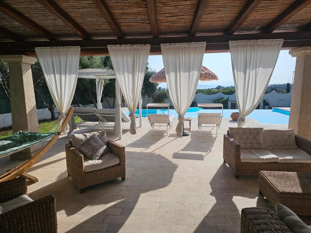 un patio extérieur avec des chaises et une piscine dans l'établissement Villa Rosi, à Capitana