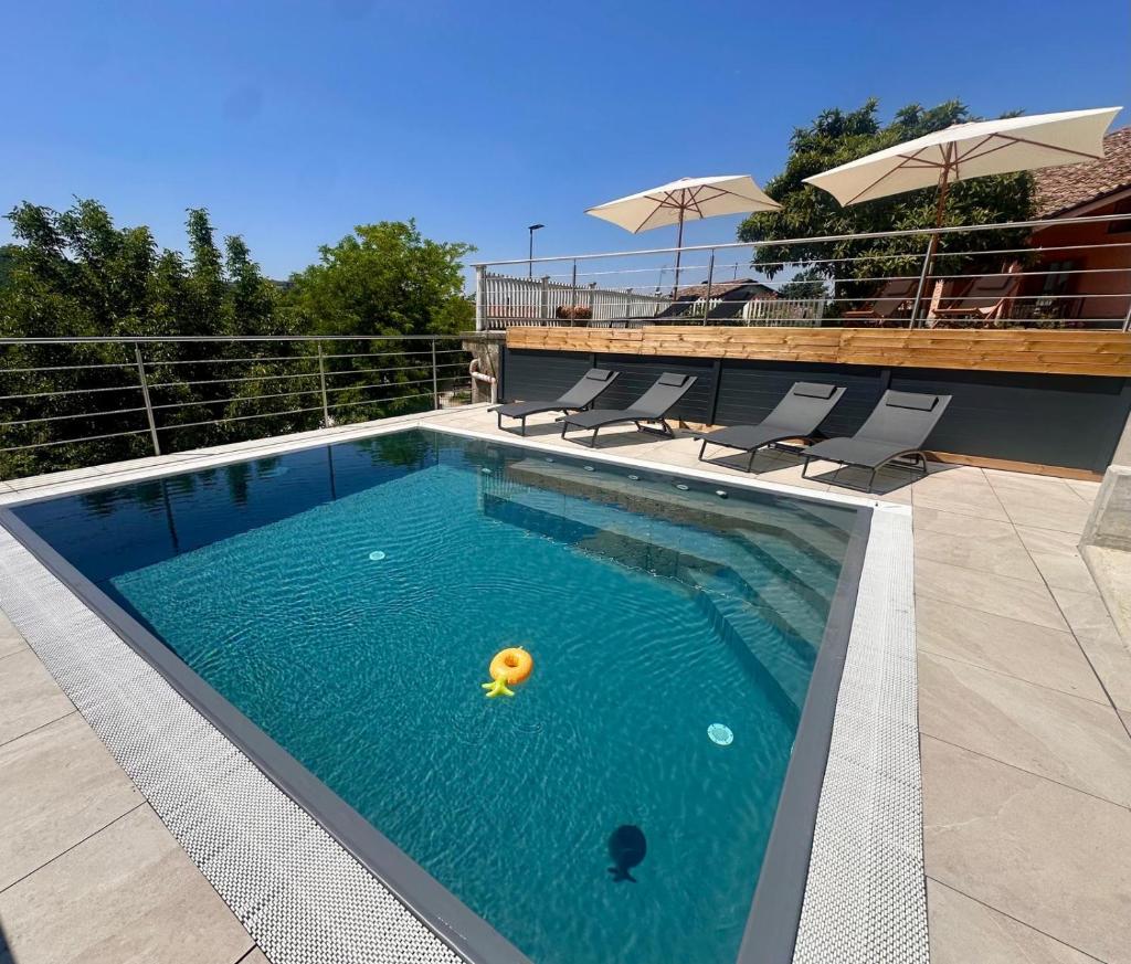 - une piscine avec un ballon à l'eau dans l'établissement A casa dei Nonni, à Neive
