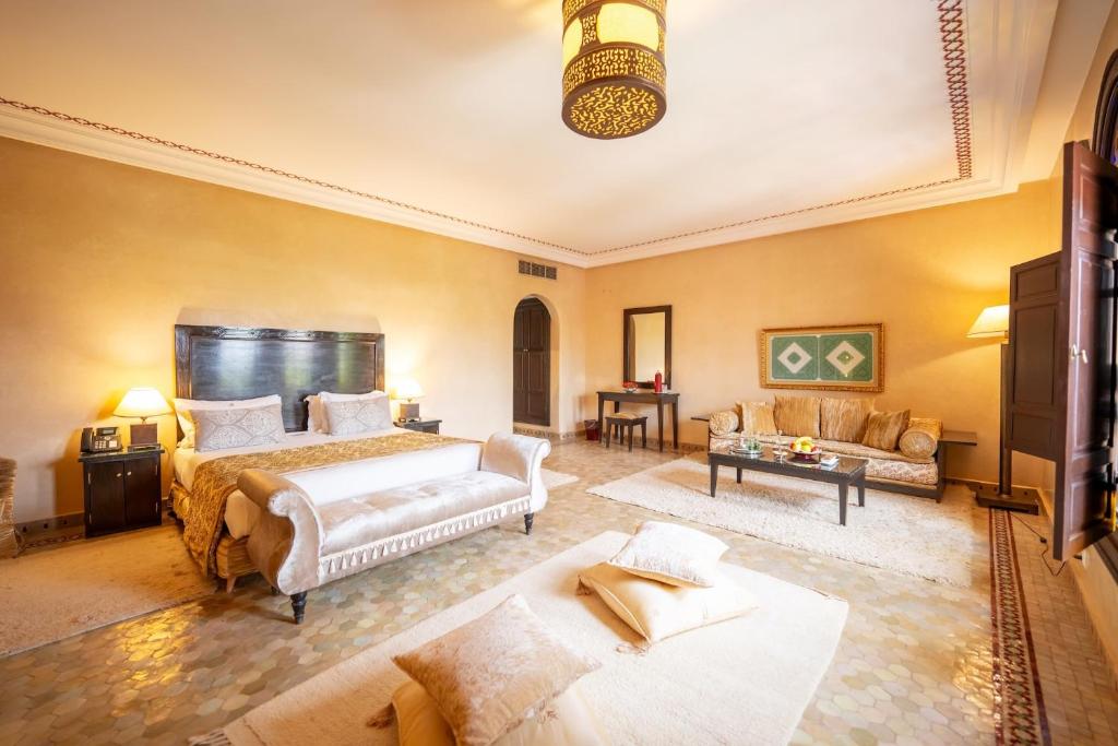 - une grande chambre avec un lit et un canapé dans l'établissement Al Fassia Aguedal, à Marrakech