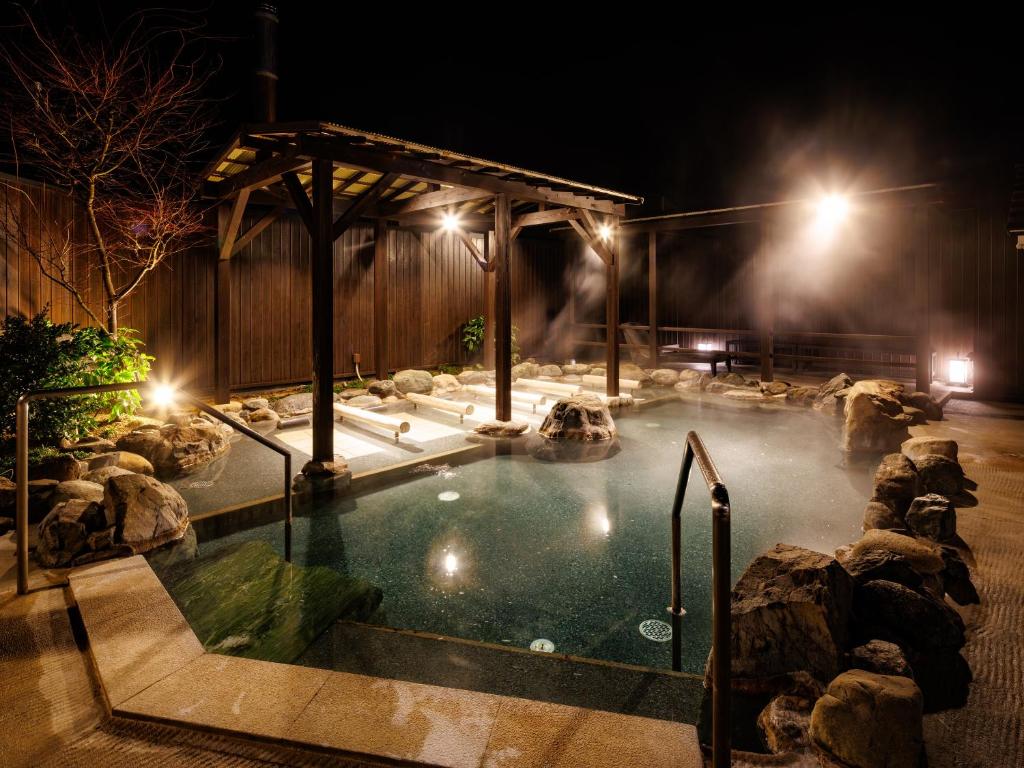 - une piscine éclairée la nuit dans l'établissement Katsuragi Onsen Happuu No Yu, à Katsuragi