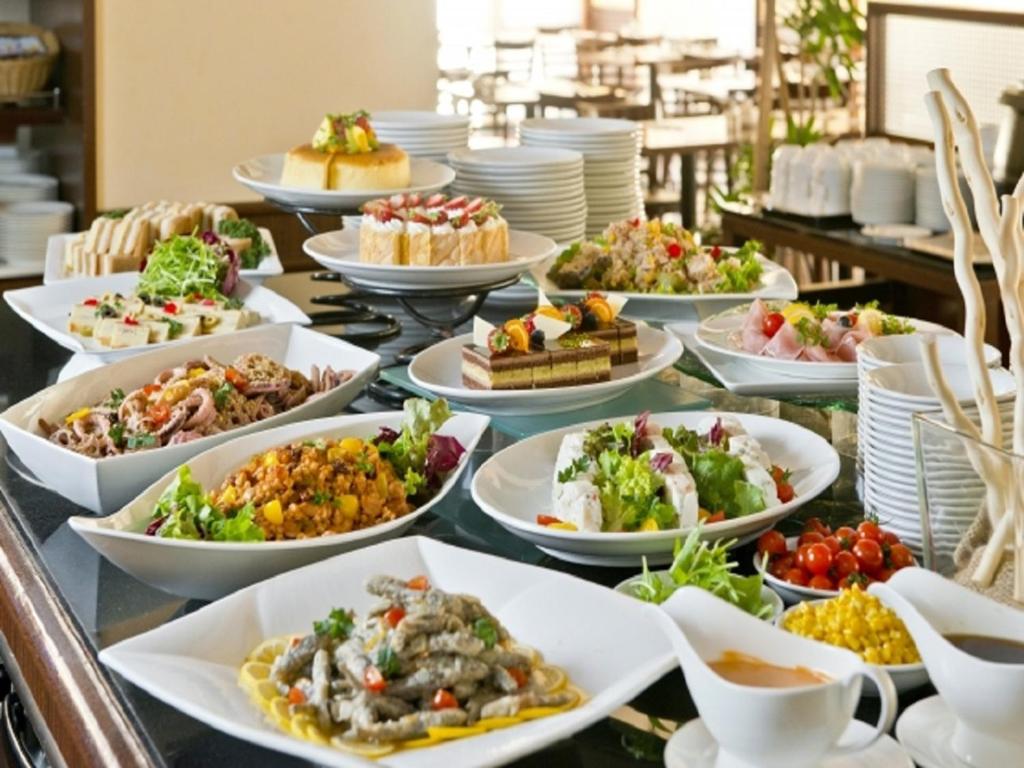 un buffet avec de nombreuses assiettes de nourriture sur une table dans l'établissement LiVEMAX RESORT Kinugawa, à Nikkō 37 autres photos