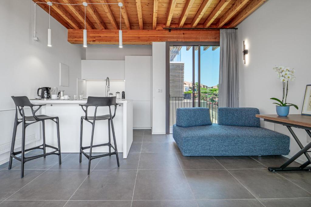 une cuisine et un salon avec une table et des chaises dans l'établissement Mirtina Home, à Golfo Aranci