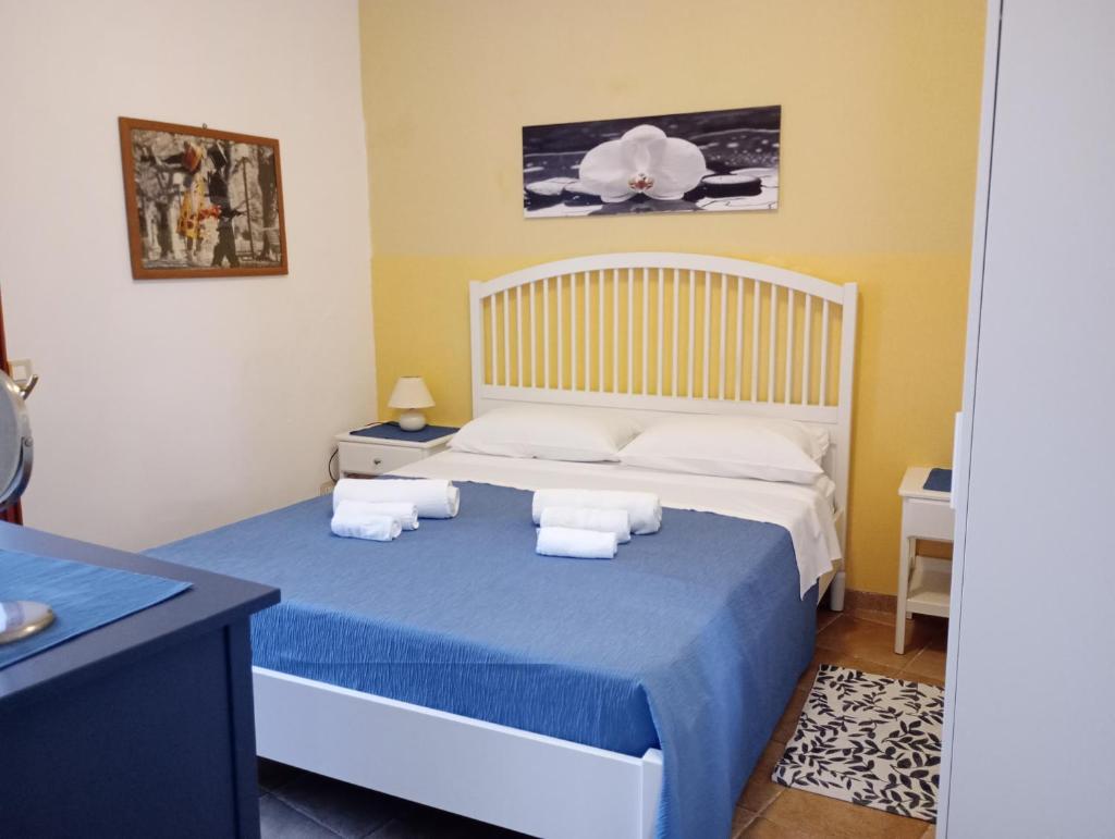 - une chambre avec un lit et 2 serviettes dans l'établissement Villa Terrauzza, à Syracuse