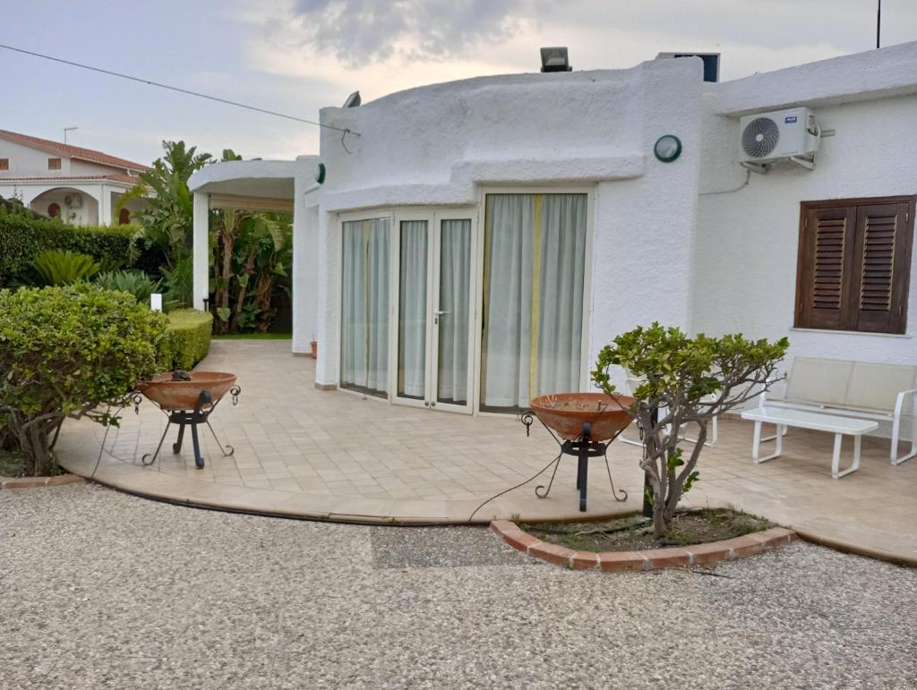 Cette maison blanche dispose d'une terrasse. dans l'établissement Villa Terrauzza, à Syracuse