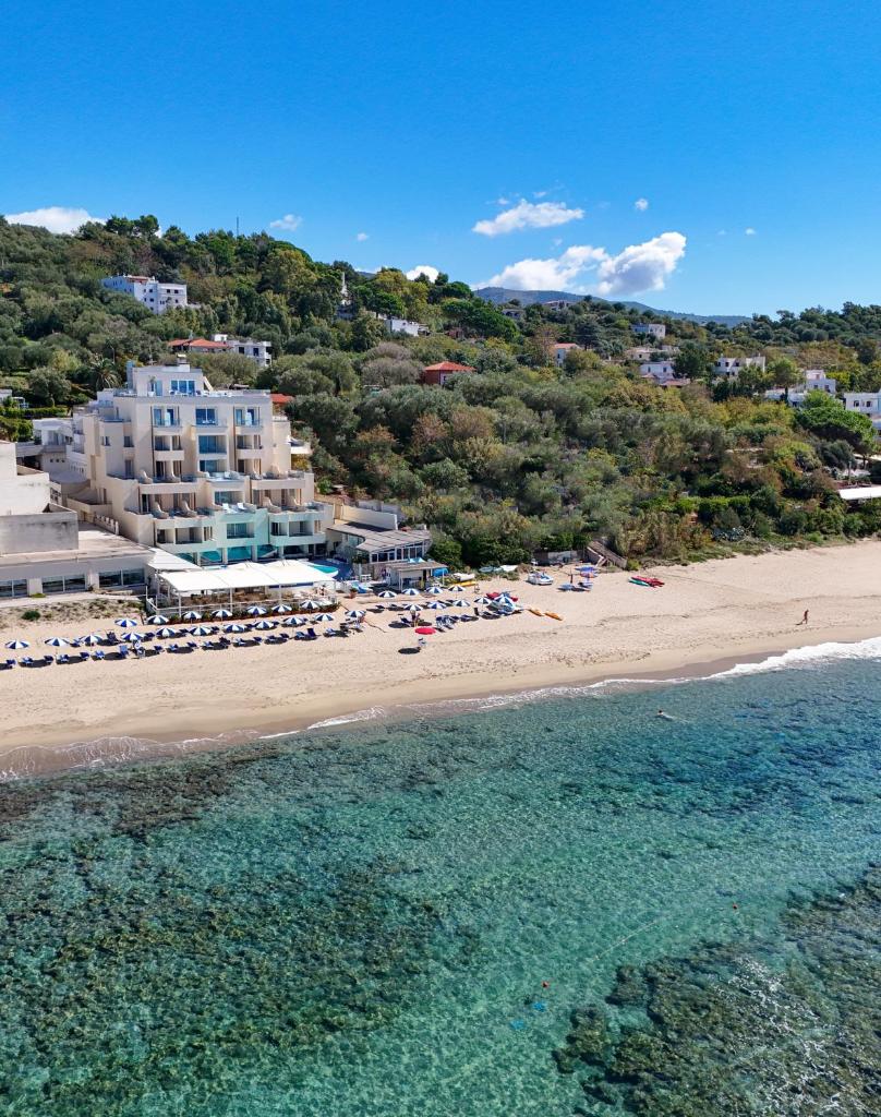 une vue aérienne d'une plage avec des parasols et l'océan dans l'établissement Hotel Saline, à Palinuro