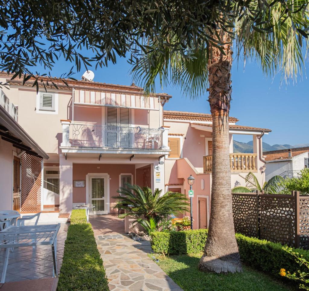 une maison avec un palmier devant dans l'établissement Hotel Ristorante Borgo La Tana, à Maratea