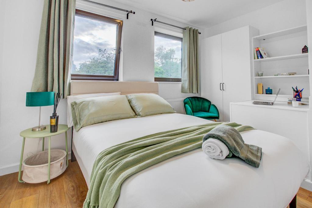 Luxury Designer Garden House with Private Parking - Prime Central London - Ideal for Families, Couples And Remote Work 2