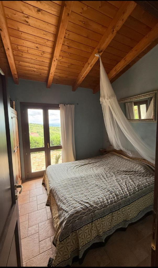 une chambre avec un lit avec moustiquaire dans l'établissement Casa Golfo Asinara,Ocean view, private pool, fully air-conditioned, secluded location, à Trinità d'Agultu e Vignola