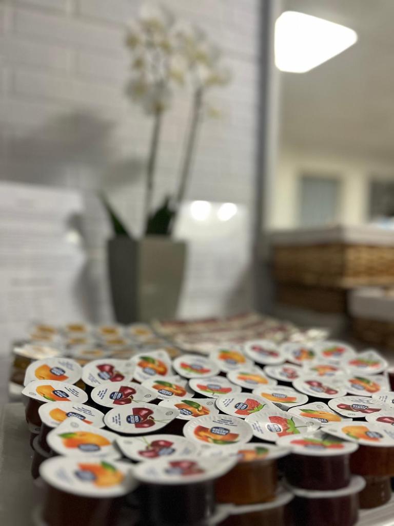 - un bouquet de petits gâteaux assis au-dessus d'une table dans l'établissement Hotel Silva Frontemare, à Lido di Jesolo